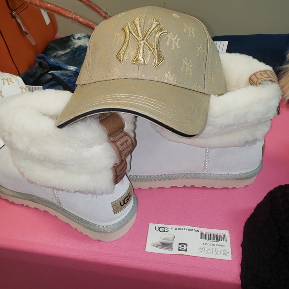 Boots,hats and scarfs - Picture 3 of 8